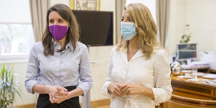 Las ministras de Podemos Díaz y Montero se suman al viaje del Rey a Chile