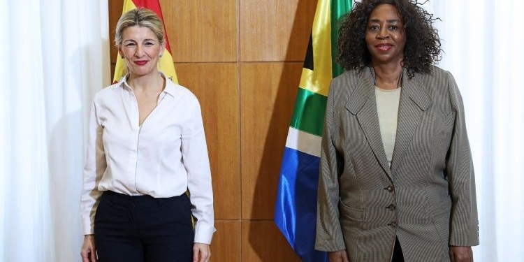 Díaz se reúne con la embajadora de Sudáfrica para apoyar la iniciativa contra Israel ante la CIJ