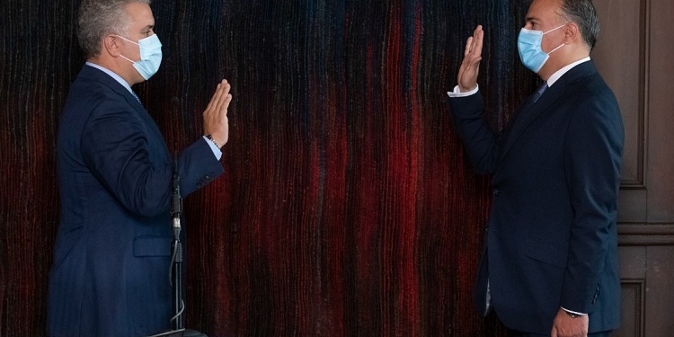 El nuevo embajador de Colombia jura su cargo ante Duque en vísperas del viaje de González Laya