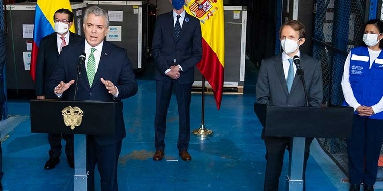 Colombia recibe un millón de vacunas de España en vísperas de la visita de Duque