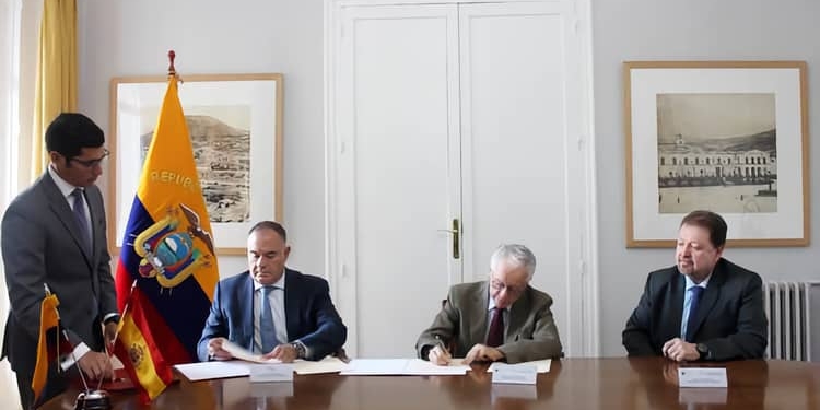 Planeta concederá becas de formación para facilitar el empleo a ecuatorianos en España