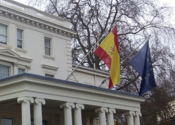 Exteriores gastará 90.000 euros en surtir de banderas de España y la UE a sus Embajadas