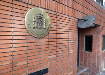 El Gobierno adquiere un vehículo blindado para la Embajada en Caracas