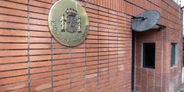 El Gobierno adquiere un vehículo blindado para la Embajada en Caracas