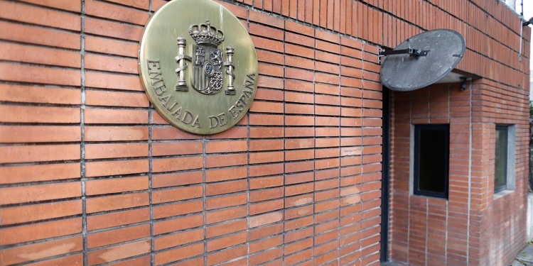 El Gobierno adquiere un vehículo blindado para la Embajada en Caracas