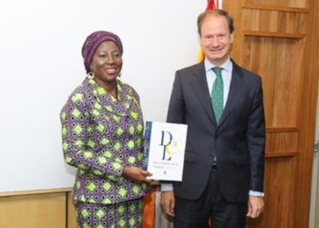 España dona 2.300 diccionarios de lengua castellana a Costa de Marfil