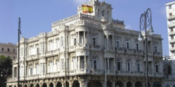 Albares da luz verde a la distribución de más de un centenar de puestos en el exterior