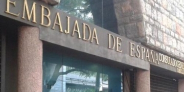 El Gobierno considera inviable remunerar a los becarios del servicio exterior
