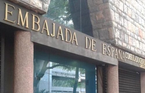 El Gobierno considera inviable remunerar a los becarios del servicio exterior