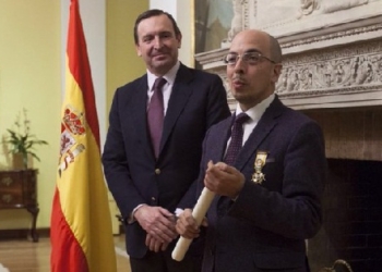 España concede la Orden de Isabel la Católica al escritor mexicano Jorge Volpi