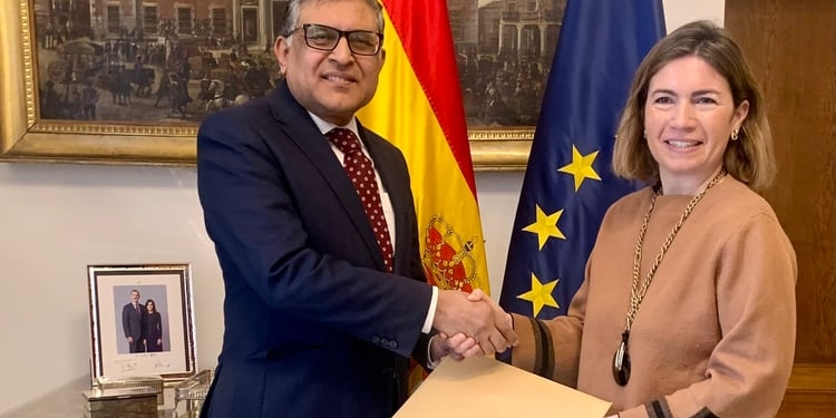 El nuevo embajador de Pakistán presenta sus Copias de Estilo