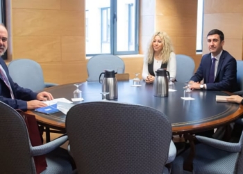 Pau Marí-Klose (izquierda) con la delegación armenia encabezada por el embajador Sos Avetisyan.