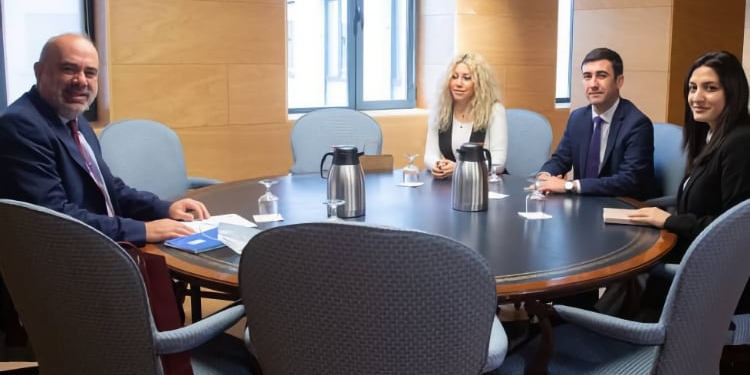 Pau Marí-Klose (izquierda) con la delegación armenia encabezada por el embajador Sos Avetisyan.