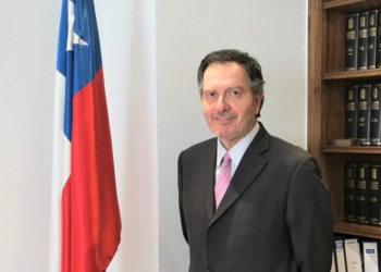 El escritor y ex canciller Roberto Ampuero ocupa su puesto de embajador de Chile