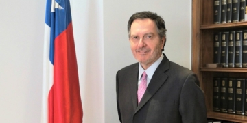 El escritor y ex canciller Roberto Ampuero ocupa su puesto de embajador de Chile