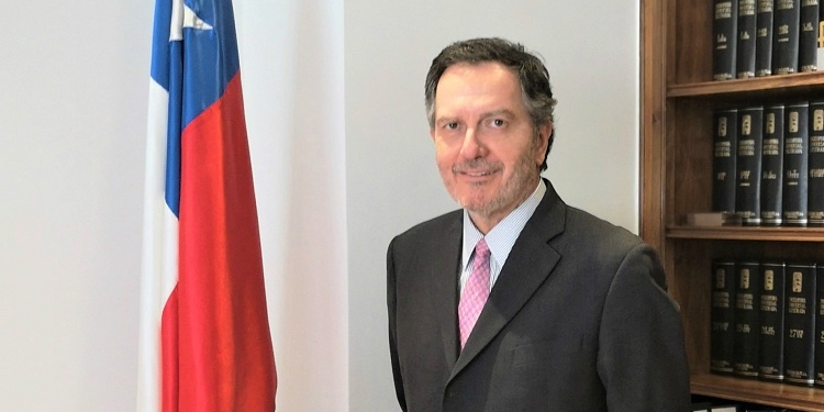 El escritor y ex canciller Roberto Ampuero ocupa su puesto de embajador de Chile