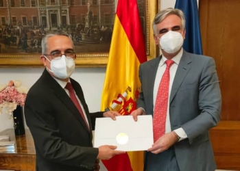 El embajador cubano entrega sus Copias de Estilo.