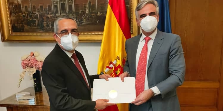 El embajador cubano entrega sus Copias de Estilo.