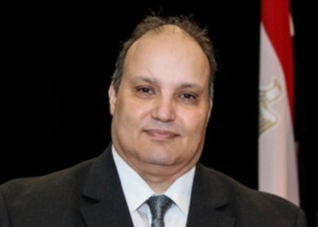 El embajador de Egipto visita la planta de Grifols en Parets del Vallès