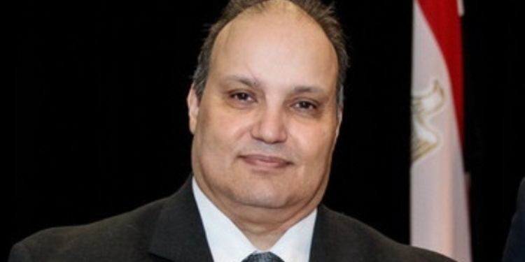 El embajador de Egipto visita la planta de Grifols en Parets del Vallès