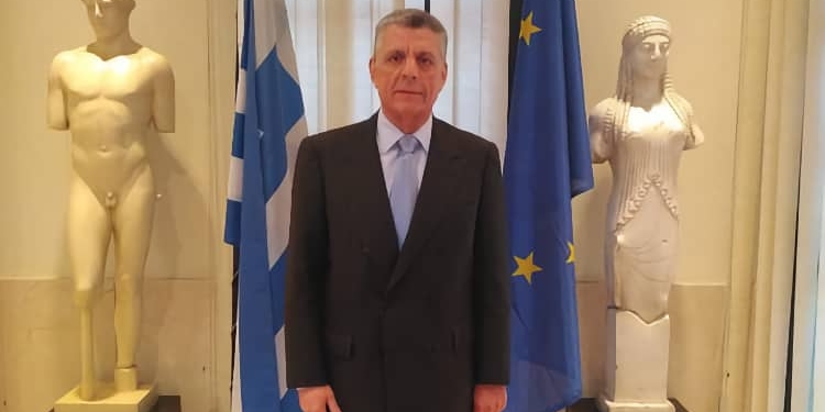 El nuevo embajador griego posa en su Embajada.