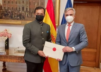 El embajador Dinesh K. Patnaik con Christian Celdrán.