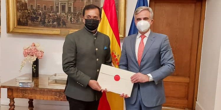 El embajador Dinesh K. Patnaik con Christian Celdrán.