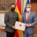 El embajador Dinesh K. Patnaik con Christian Celdrán.