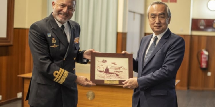 El embajador japonés con el vicealmirante Núñez Torres./ Foto: Armada Española