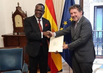 El nuevo embajador de Kenia presenta sus Copias de Estilo