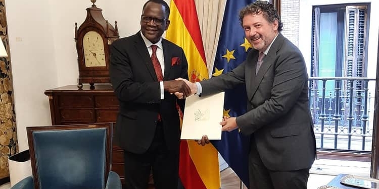 El nuevo embajador de Kenia presenta sus Copias de Estilo