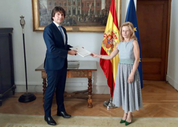 El embajador de Malta presenta sus copias de estilo a la introductora de embajadores, Caridad Batalla.