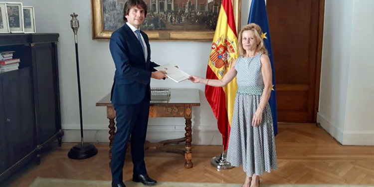 El embajador de Malta presenta sus copias de estilo a la introductora de embajadores, Caridad Batalla.