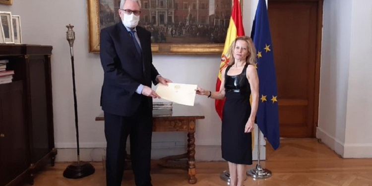 El nuevo embajador de Paraguay entrega sus Copias de Estilo en Exteriores