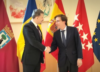 El alcalde de Madrid recibe al embajador de Rumania