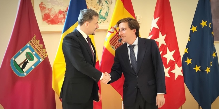 El alcalde de Madrid recibe al embajador de Rumania