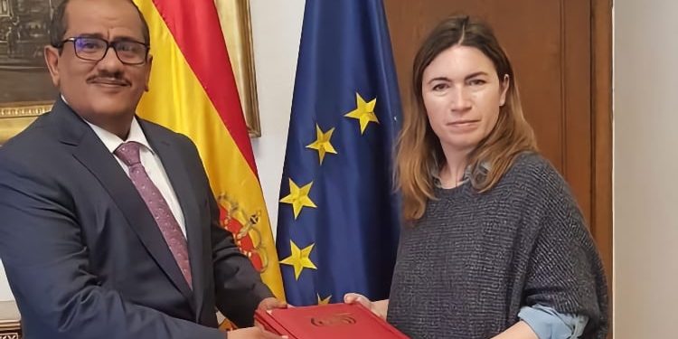 El embajador Aws Abdullah Ahmed Alaud con la jefa de Protocolo de Exteriores, María Sebastián de Erice.