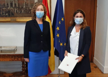 La embajadora Lyra Puišyté-Bostroem con la segunda introductora de embajadores, María Sebastián de Erice.