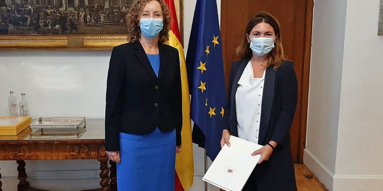 La embajadora Lyra Puišyté-Bostroem con la segunda introductora de embajadores, María Sebastián de Erice.