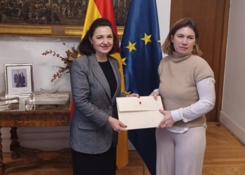 Presenta sus Copias de Estilo la nueva embajadora de Albania en España