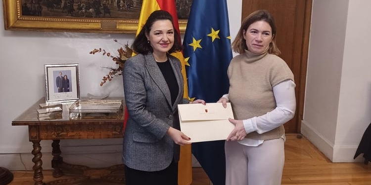 Presenta sus Copias de Estilo la nueva embajadora de Albania en España