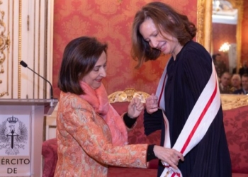 Robles impone la Gran Cruz del Mérito Militar a la ex embajadora en Letonia Susana Cámara