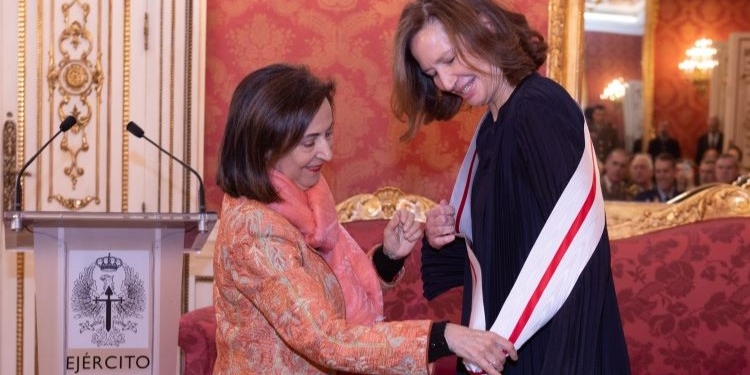 Robles impone la Gran Cruz del Mérito Militar a la ex embajadora en Letonia Susana Cámara