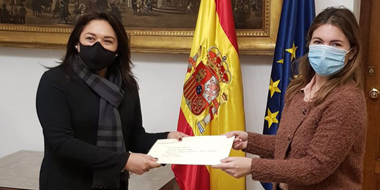 Mónica Bolaños entrega su acreditación a María Sebastián de Erice./ Foto: MAEC