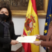 Mónica Bolaños entrega su acreditación a María Sebastián de Erice./ Foto: MAEC