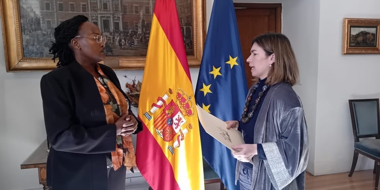 La nueva embajadora de Kenia presenta sus Copias de Estilo