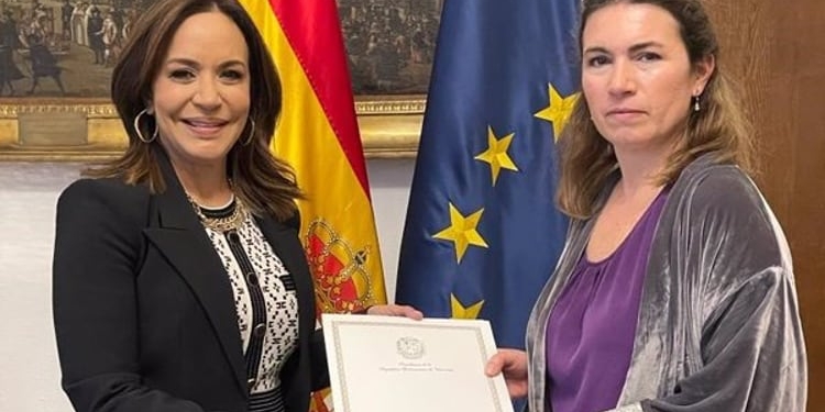 La nueva embajadora de Venezuela presenta sus Copias de Estilo