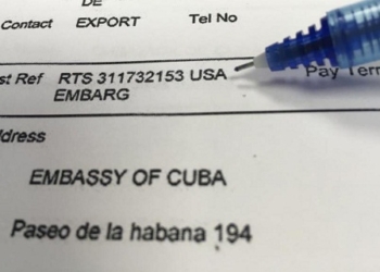 La Embajada de Cuba acusa a una mensajería de negarle sus servicios a causa del bloqueo