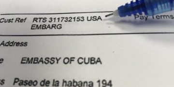 La Embajada de Cuba acusa a una mensajería de negarle sus servicios a causa del bloqueo