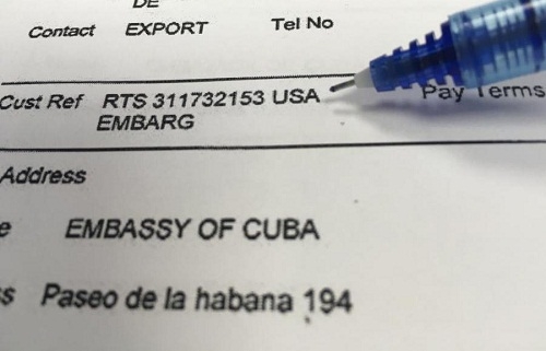 La Embajada de Cuba acusa a una mensajería de negarle sus servicios a causa del bloqueo